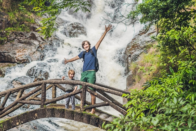 Pai e filho na superfície da bela cachoeira Datanla em cascata Na cidade montanhosa de Dalat, Vietnã