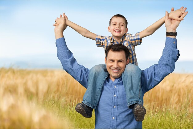 Foto pai e filho nas costas com espaço de cópia azul