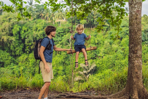 Pai e filho no balanço no Campuhan Ridge Walk em Ubud, Bali