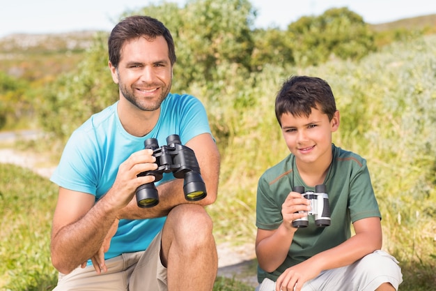 Pai e filho no campo