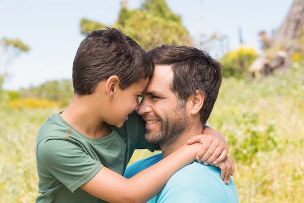 Pai e filho no campo