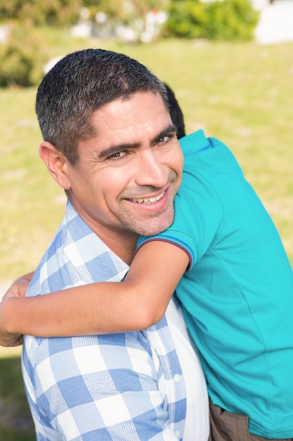 Pai e filho no campo