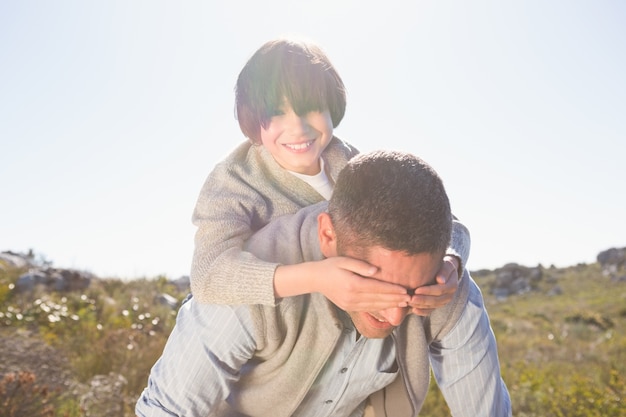 Foto pai e filho no campo