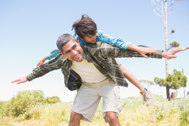 Pai e filho no campo