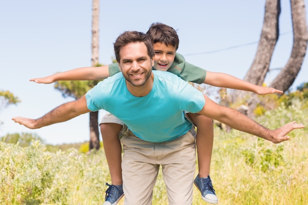 Foto pai e filho no campo