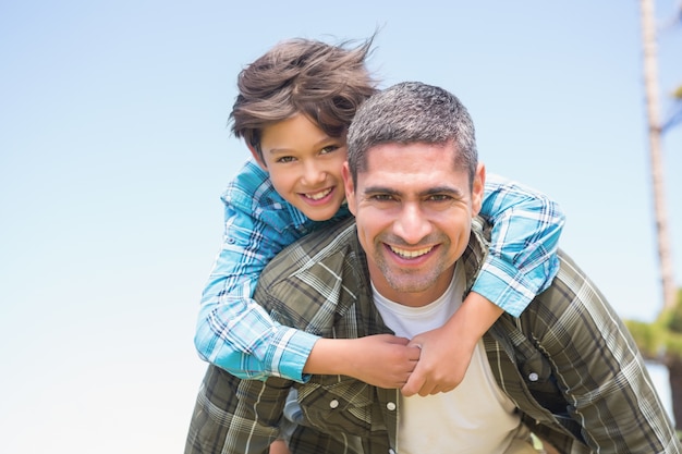 Pai e filho no campo