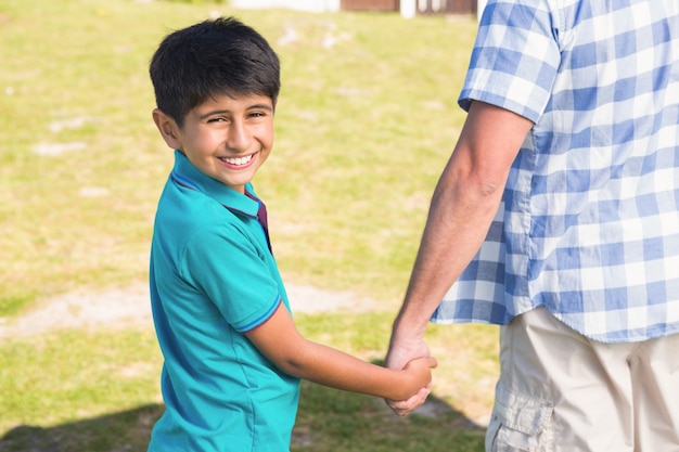 Pai e filho no campo