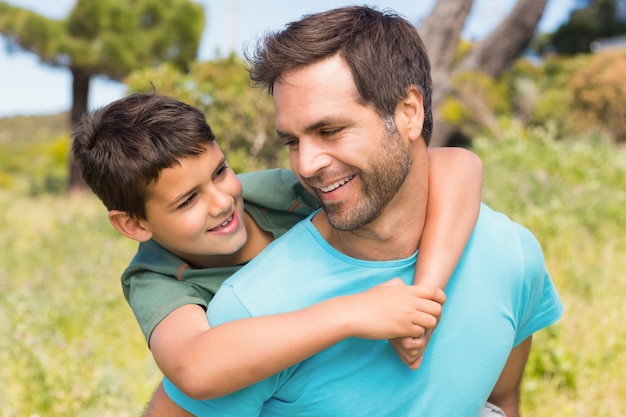 Pai e filho no campo