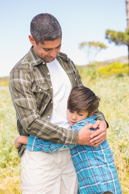 Pai e filho no campo