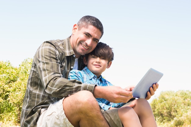 Pai e filho no campo