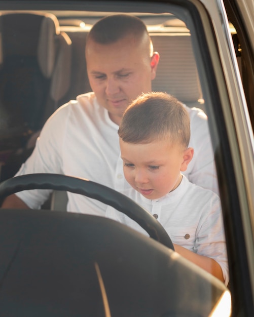 Foto pai e filho no carro