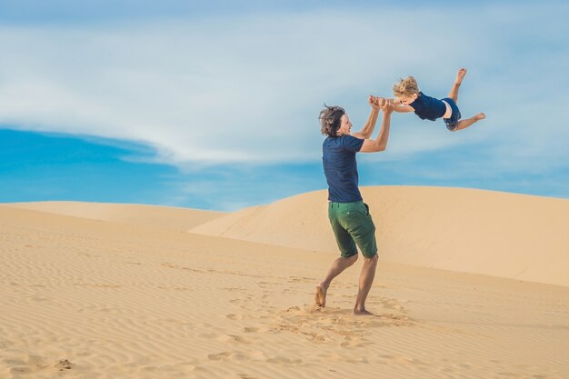 Pai e filho no deserto branco viajando com o conceito de crianças