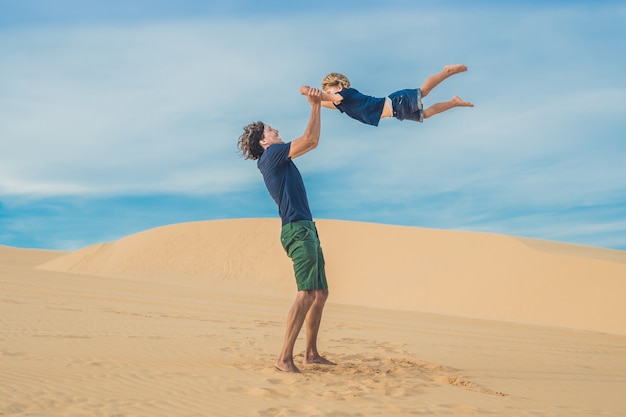 Pai e filho no deserto branco