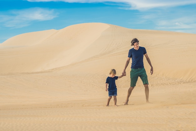 Foto pai e filho no deserto branco