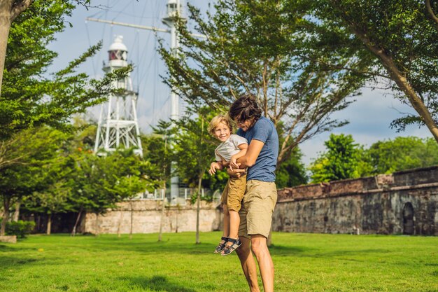 Pai e filho no fundo do Fort Cornwallis em Georgetown, Penang, é um forte estrela construído pela Companhia Britânica das Índias Orientais no final do século 18, é o maior forte da Malásia. Viajar por