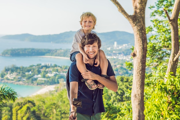 Pai e filho no ponto de vista de Karon em dia ensolarado. Phuket. Viajar com o conceito de crianças.