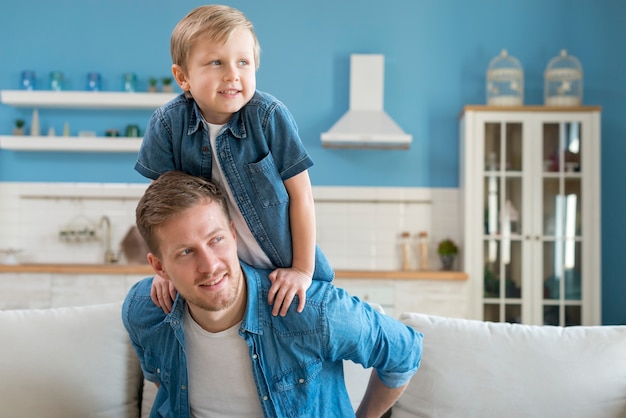 Foto pai e filho olhando para longe