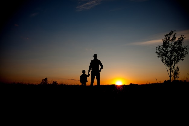 Pai e filho, olhando para o futuro, conceito de silhueta