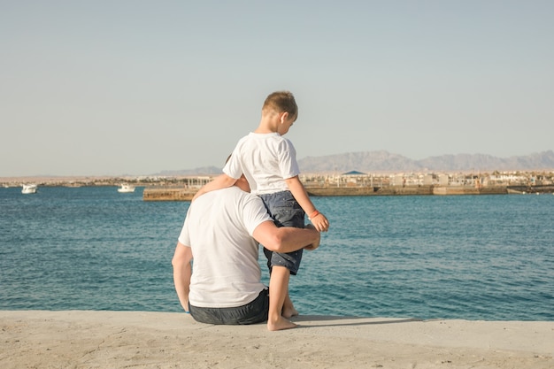 Pai e filho passando um tempo juntos no mar