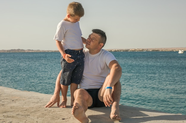 Pai e filho passando um tempo juntos no mar