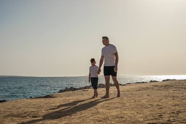 Pai e filho passando um tempo juntos no mar