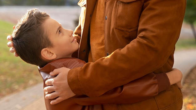 Foto pai e filho passando um tempo juntos