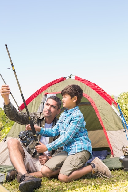 Pai e filho pela sua tenda