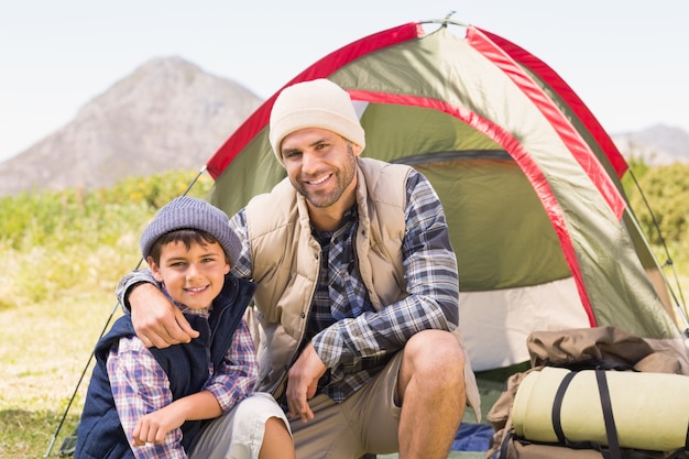 Pai e filho pela sua tenda