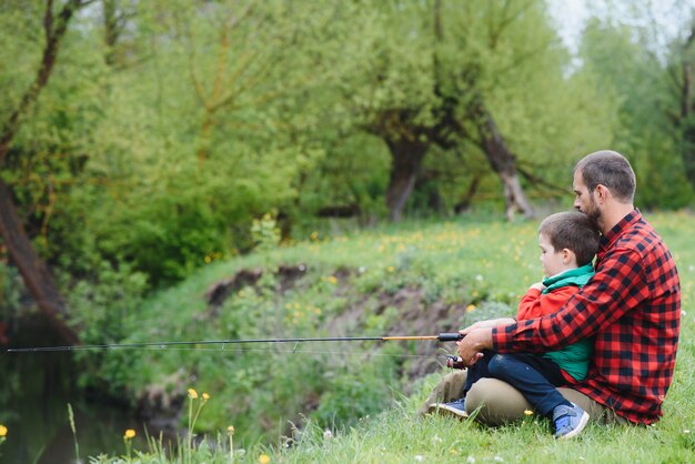 Pai e filho pescando ao ar livre. Dia dos Pais