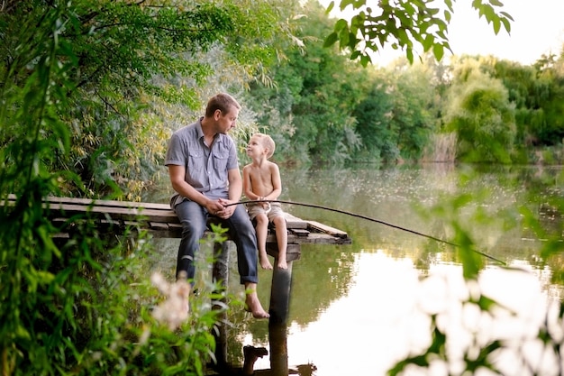 Pai e filho pescando em um lago