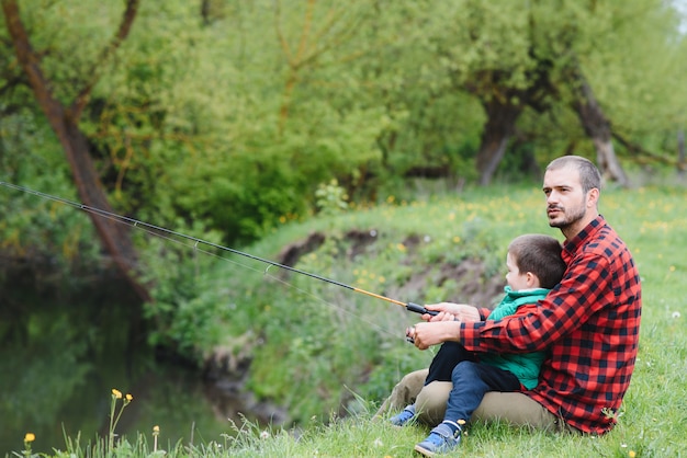 Pai e filho pescando juntos