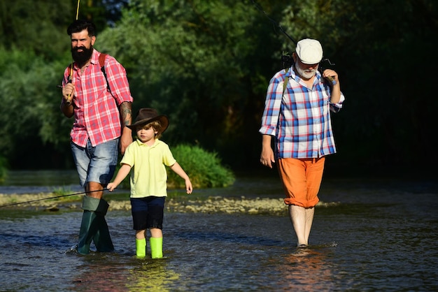 Pai e filho pescando no lago no fim de semana de verão pai filho e avô em viagem de pesca avô wi