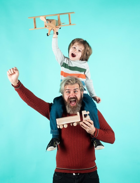 Pai e filho piloto aviador com avião sonha em viajar no retrato de fundo azul de