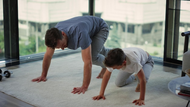 Pai e filho praticando esportes juntos Pai e filho sorrindo após treino em casa