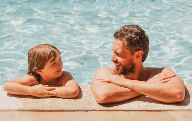 Pai e filho relaxam na piscina no fim de semana lazer de verão