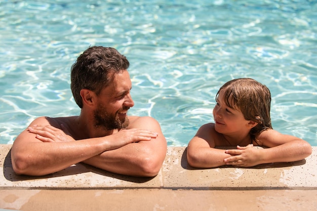 Pai e filho relaxam na piscina no fim de semana lazer de verão