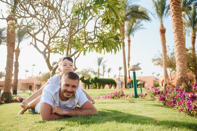 Pai e filho relaxando na natureza no parque.