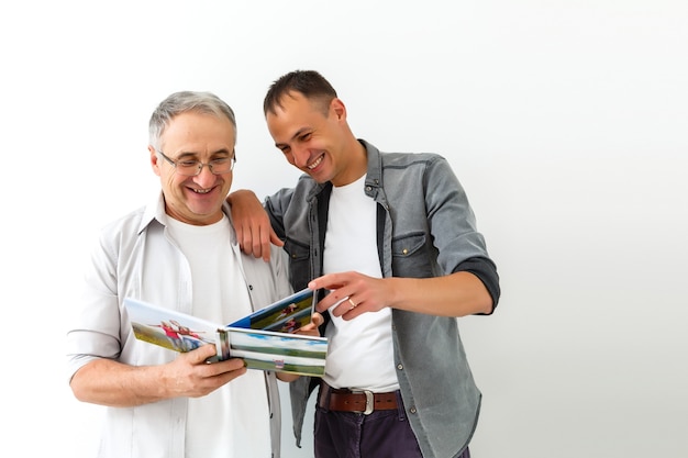 Pai e filho revisando as fotos das férias