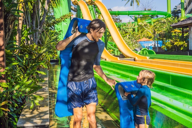 Pai e filho se divertem no parque aquático