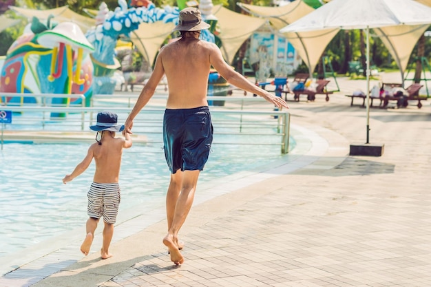 Pai e filho se divertem no parque aquático