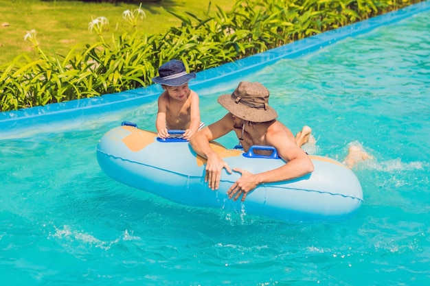 Pai e filho se divertem no parque aquático