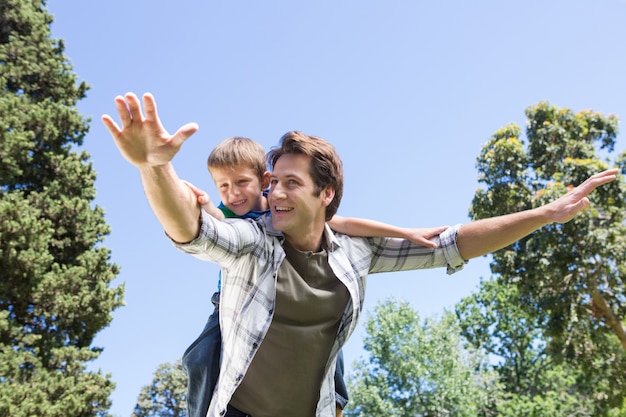 Pai e filho se divertem no parque