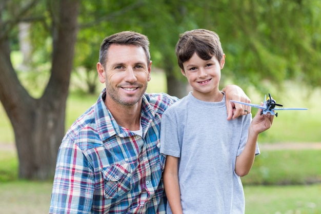 Pai e filho se divertem no parque