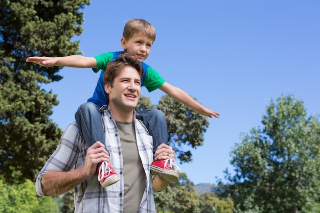 Pai e filho se divertem no parque