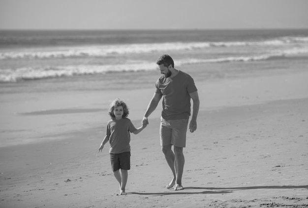 Pai e filho se divertindo ao ar livre, viagem em família, férias, dia dos pais, conceito