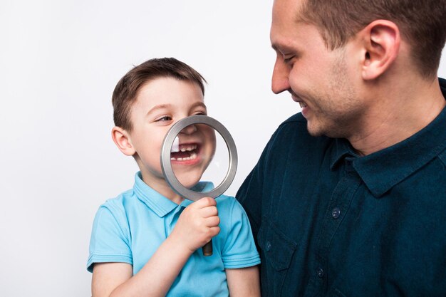 Pai e filho se divertindo com lupa