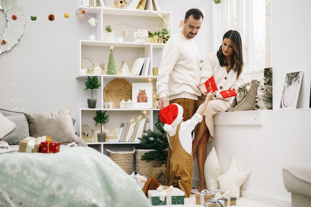 Pai e filho se divertindo e brincando juntos dentro de casa na época do Natal