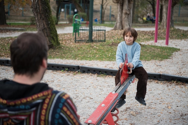pai e filho se divertindo juntos no parque playground conceito de família feliz