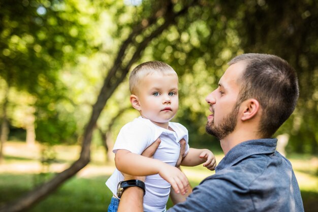 Pai e filho se divertindo no parque no dia de verão