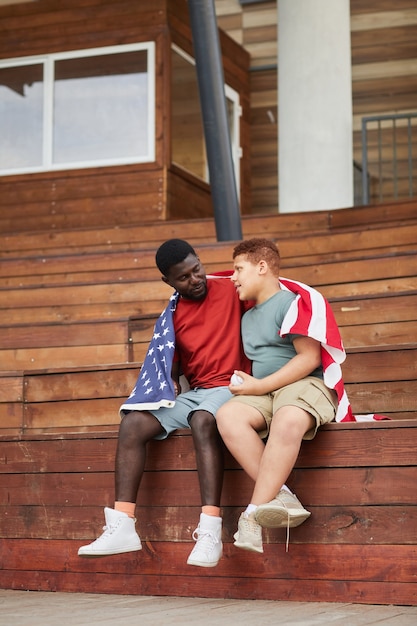 Pai e filho sob a bandeira americana